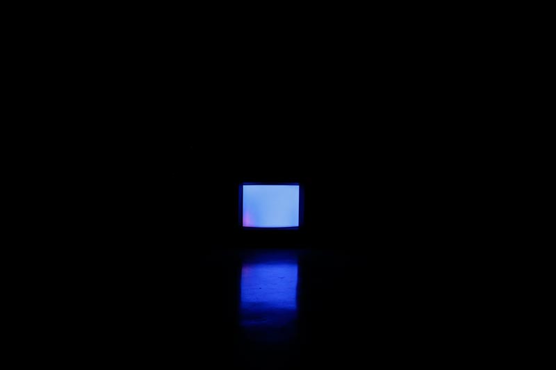 Vue d'exposition « À la nuit tombée », un écran bleu
