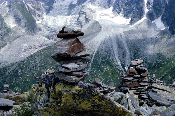 Extrait de la série « J'ai appris dans les Alpes » : Mer de glace, Cairn